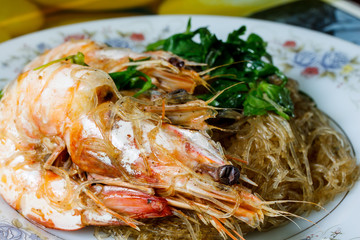 stir noodle with prawns