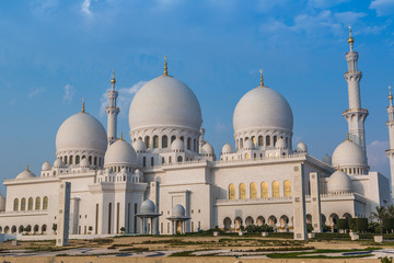 Fototapeta na wymiar Sheikh Zayed Meczet w Bliski Wschód Zjednoczone Emiraty Arabskie z dopiskiem