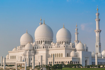 Fototapeta na wymiar Sheikh Zayed Meczet w Bliski Wschód Zjednoczone Emiraty Arabskie z dopiskiem