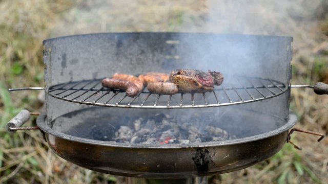 Grill mit Fleisch im Garten