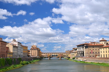 Fototapeta premium Piękny widok na Ponte Vecchio na rzece Arno, Florencja, Włochy
