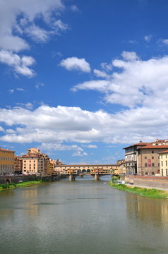 Piękny widok na Ponte Vecchio na rzece Arno, Florencja, Włochy