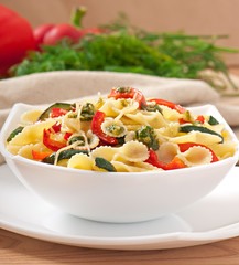 pasta with zucchini and sweet peppers with basil-garlic dressing