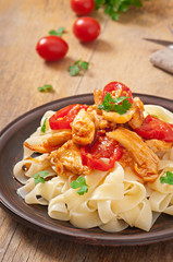 tagliatelle pasta with tomatoes and chicken
