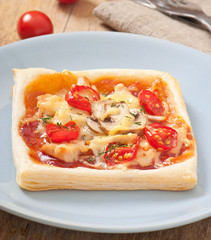 slices of pizza with chicken and tomatoes