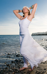 Fototapeta na wymiar woman enjoying the sea wearing white clothes
