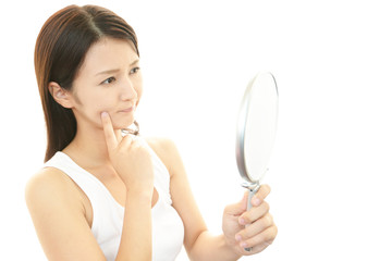 顔のシミを気にする女性