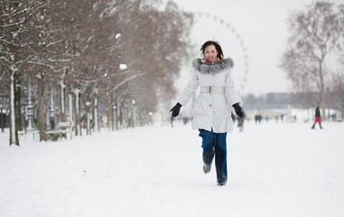 Naklejka premium Young woman in Tuileries garden on a winter day
