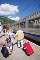 voyageurs en gare de bourg saint maurice - savoie