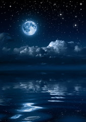 Naklejka na ściany i meble Księżyc i chmury w nocy na morzu