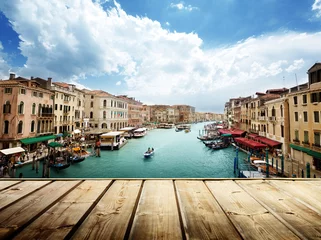 Zelfklevend Fotobehang Venetië, Italië en houten oppervlak © Iakov Kalinin