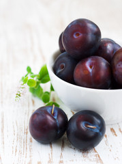 Blue plums in a bowl