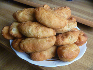 Домашние пироги на голубой тарелке