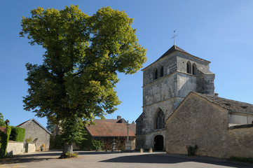 Fototapeta na wymiar Place de l'église du village viticole de Saint Romain