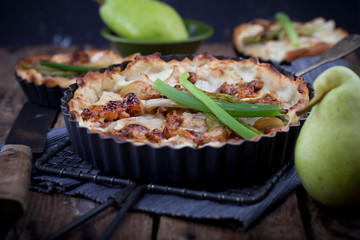 Birnentarte mit Lachzwiebeln und Knoblauch