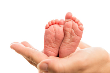 Mutter hält süße kleine Babyfüße - isoliert