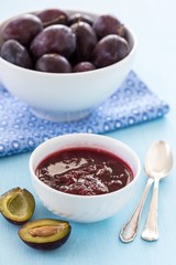 Zwetschgenkonfitüre und Zwetschgen
