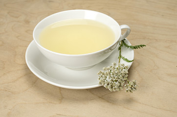 Schafgarbentee in weißer Teetasse