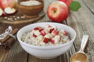 Oatmeal with caramelized apples