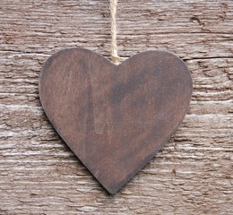 Herz aus Holz auf Holz