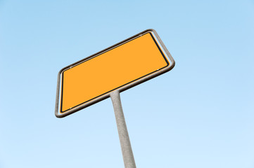 Ortsschild ohne Schrift - blauer Himmel - Froschperspektive