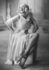 Marilyn sitting / black&white 03
