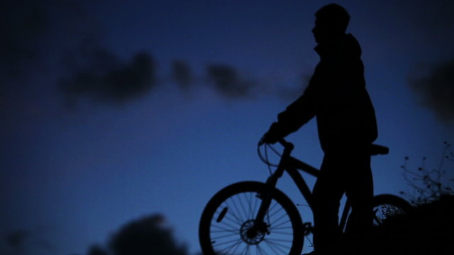 HD quality: Bicycle night rider goes home