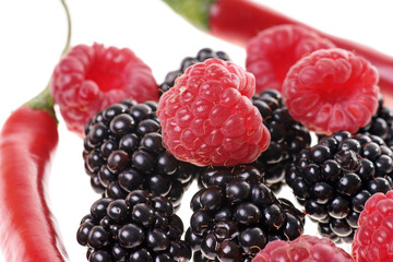 Brombeeren mit Himbeeren und Chilischoten