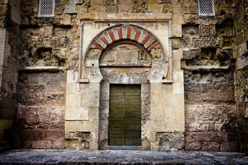 Fototapeta na wymiar Starożytny drzwi do Wielkiego Meczetu w Kordobie