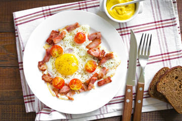 Fried eggs with bacon