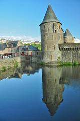 Fototapeta na wymiar Reflejo torre Castillo de Fougères, Francia