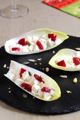 Endibias con remolacha, queso de cabra y frutos secos