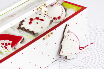 Obraz na płótnie Canvas Beautiful xmas cookies in the gift box