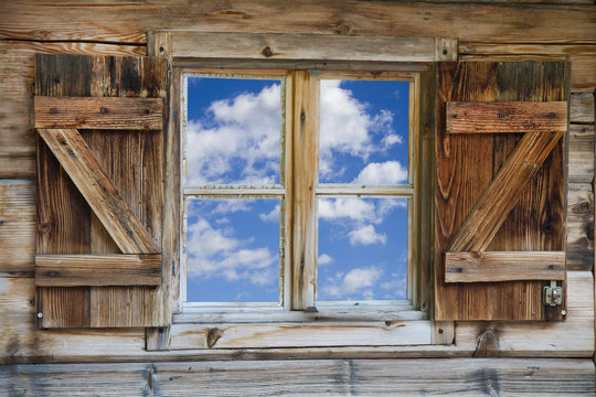 Fenster einer Berghütte mit Himmel in Südtirol