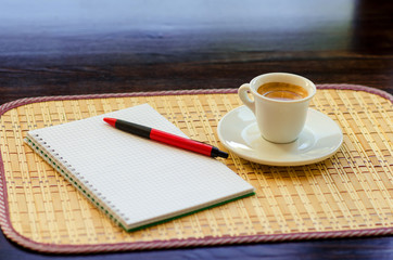 Кофе и записная книга на столе