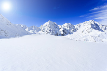 Fototapeta na wymiar Ośnieżone szczyty Alp włoskich