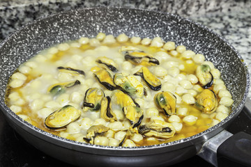 garbanzos en una sartén