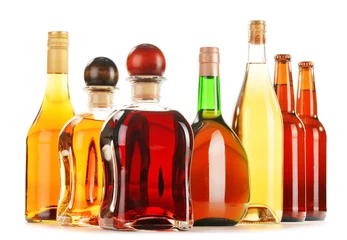 Photo sur Plexiglas Bar Assorted alcoholic beverages isolated on white