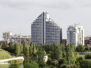 Fototapeta premium modernos edificios junto a un parque público