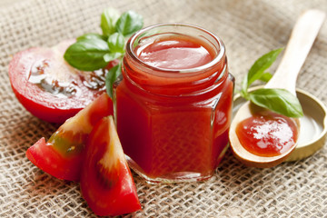 Fresh tomato sauce with basil