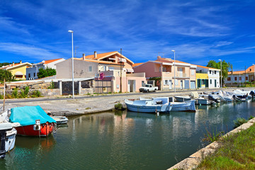 Fototapeta na wymiar kanał z łodzi w Carloforte
