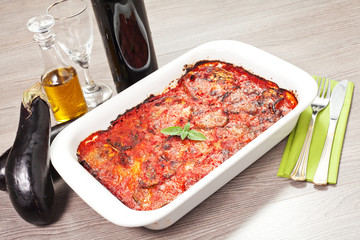 Parmigiana di melanzane su tavolo di legno