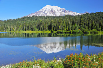 Mount Rainier volcano in Washington State, USA