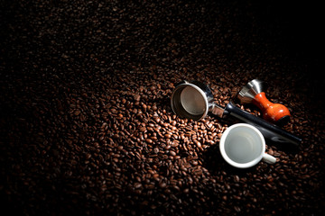 Obraz na płótnie Canvas Ziarna kawy z uchwytem filtra, sabotażu i kubek. pomysł na biznes