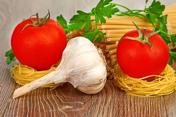 Setting pasta with tomato and garlic