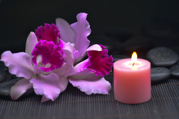 Obraz na płótnie Canvas Piękna orchidea z świec, kamieni do spa