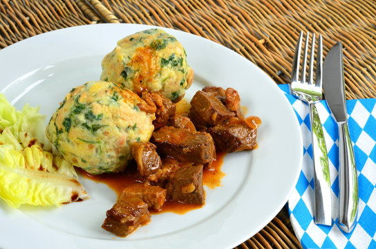 Gulasch mit Kn&ouml;del