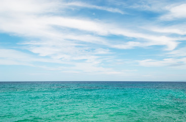 Fototapeta na wymiar emerald water and blue sky