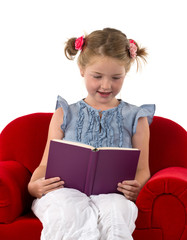 Mädchen im Sessel mit Buch