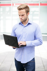 Gutaussehender Geschäftsmann